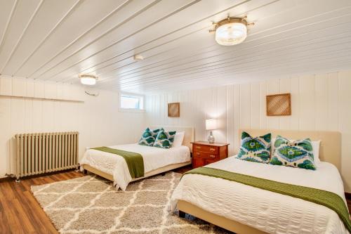 A bed or beds in a room at Madrona Beach House