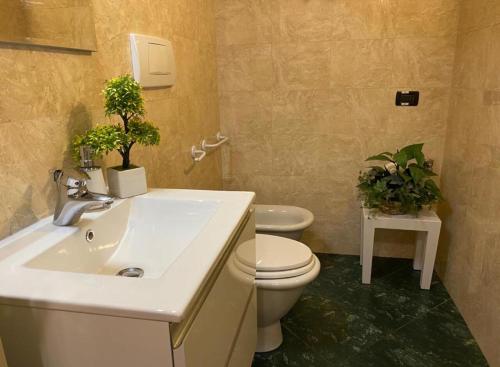 Loger Confort Residence & Apartments tesisinde bir banyo