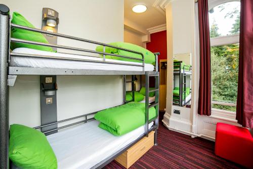 Двох'ярусне ліжко або двоярусні ліжка в номері YHA Castleton Losehill Hall