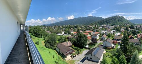 ブレゲンツにあるLuxus Penthouse Bregenz Feldmoos mit Whirlpool & riesen Terrasse, nahe Festspieleの家のバルコニーから町の景色を望む