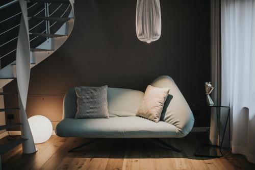 a white couch in a room with a staircase at Bed's Apartments in Soave