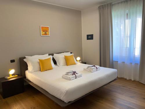 sypialnia z łóżkiem i dwoma ręcznikami na nim w obiekcie Bed's Apartments w mieście Soave