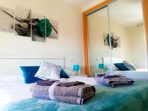 ベラにあるNuevo Confort de Vera Playaのベッドルーム1室(ベッド2台、大きな鏡付)