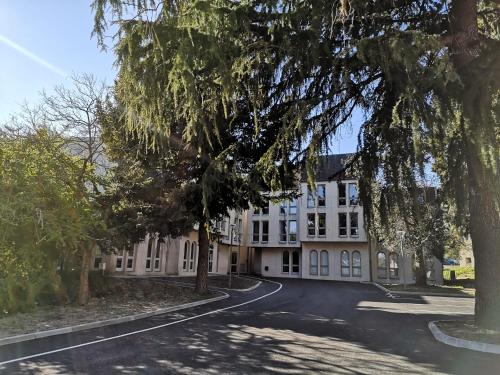 un grande edificio bianco con alberi di fronte di AUBERGE DE JEUNESSE D'ORLEANS a Orléans