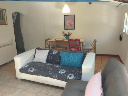 ein Wohnzimmer mit einem Sofa und einem Tisch in der Unterkunft Casa Flor de lis in Herce