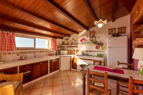 A kitchen or kitchenette at Vacanze al Mare Patrizia's Sweet Home