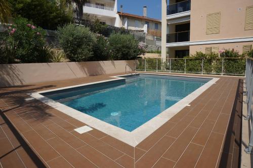 une piscine au milieu d'une maison dans l'établissement Palm Beach apartment with a pool in the residence, à Cannes