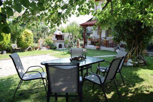 un tavolo e sedie nel cortile di una casa di Garden's Villa a Leptokarya
