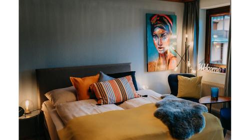 een slaapkamer met een bed en een schilderij aan de muur bij Apartment Veldener Bucht by Seebnb in Velden am Wörthersee