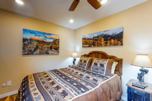 - une chambre avec un lit et deux peintures murales dans l'établissement Modern Hi Country Haus Getaway 10-15, à Winter Park