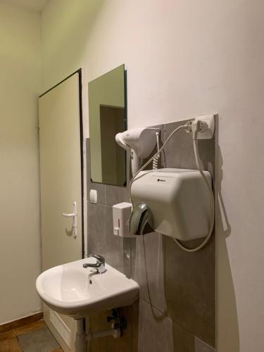 une salle de bains avec un lavabo blanc et un miroir dans l'établissement VIKI Kazimierz, à Cracovie