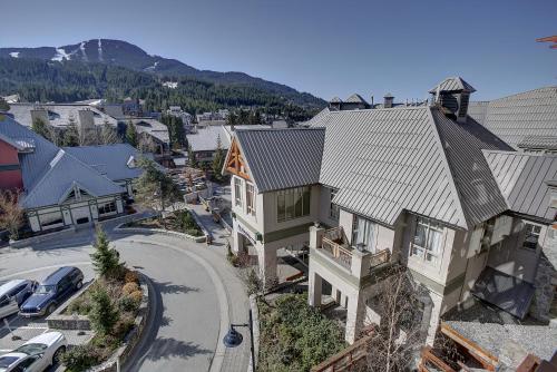 eine Luftansicht eines Hauses mit Straße in der Unterkunft Whistler Peak Lodge in Whistler