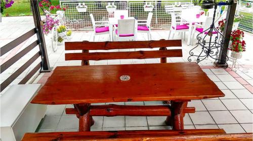 a wooden bench sitting on top of a patio at Maslina Rooms in Smederevo