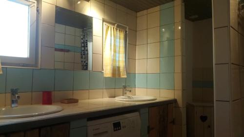 een badkamer met 2 wastafels en een spiegel bij La Miellerie Gîte du bout du monde La Valbonnette in Barrême