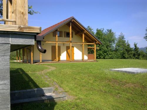 a house with a large yard with a building at Gozdarjeva koča nad Rimskimi Toplicami in Dol pri Hrastniku
