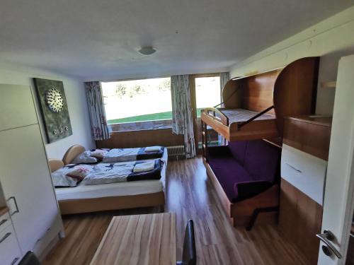 een kleine kamer met een bed en een stapelbed bij Studio Almwiese in Kaprun