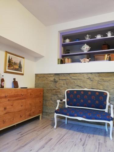sala de estar con banco y tocador de madera en CASA ANTONIETTA, en Bivigliano
