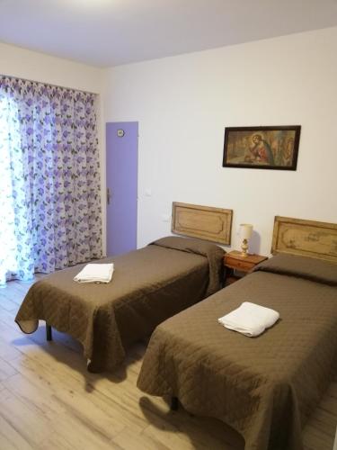 pokój z 2 łóżkami i ręcznikami w obiekcie CASA ANTONIETTA w mieście Bivigliano