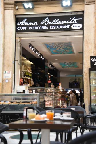 un ristorante con tavoli e sedie di fronte a un negozio di Maison Toledo 210 a Napoli