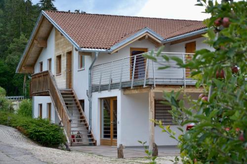 ein Haus mit einem Balkon und einer Treppe in der Unterkunft Agritur Fiore in Fondo