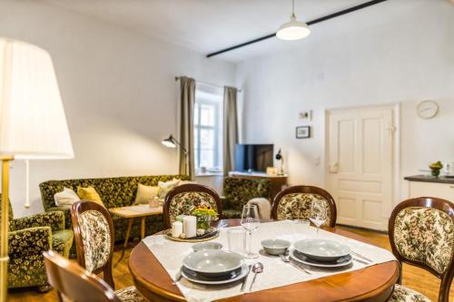 a dining room with a table and chairs at Wohnatelier im Bioweingut in Rust