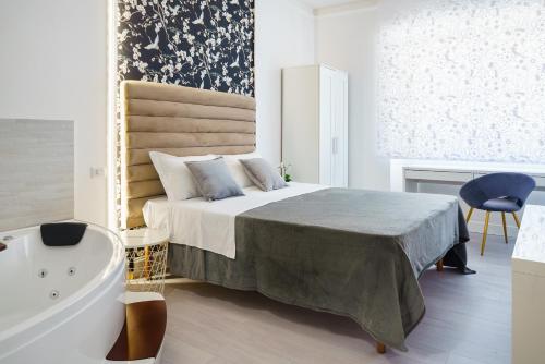 カリアリにあるAtena Roomsのベッドルーム(ベッド1台、バスタブ付)