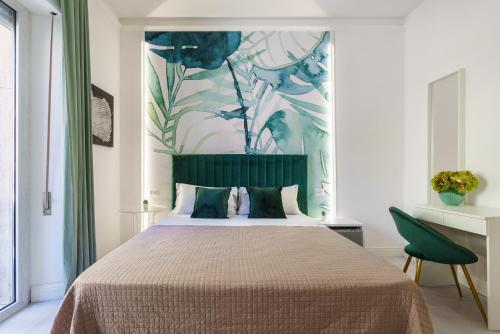 カリアリにあるAtena Roomsのベッドと壁に絵が飾られた寝室
