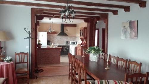 a dining room and kitchen with a table and chairs at Casa Los Lagares in Peral de Arlanza