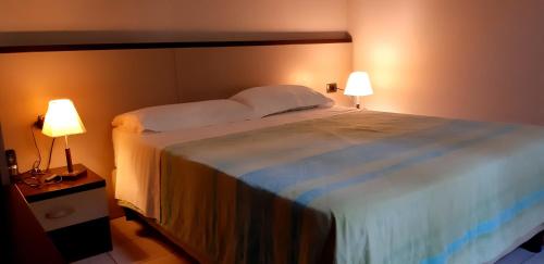 En eller flere senge i et værelse på Hotel Marco's