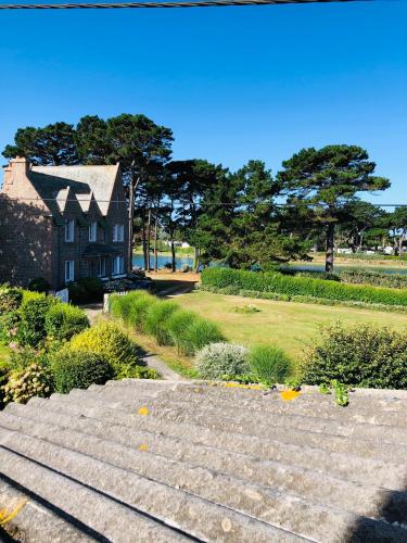 an old house with a pathway leading to a yard at L'Albatros in Perros-Guirec