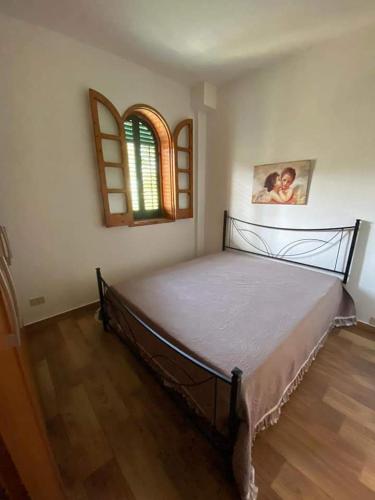um quarto com uma cama grande num quarto em Casa Vacanza em Trabia