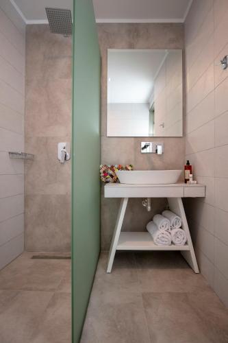 a bathroom with a sink and a mirror at Mr & Mrs K Bianco in Potos