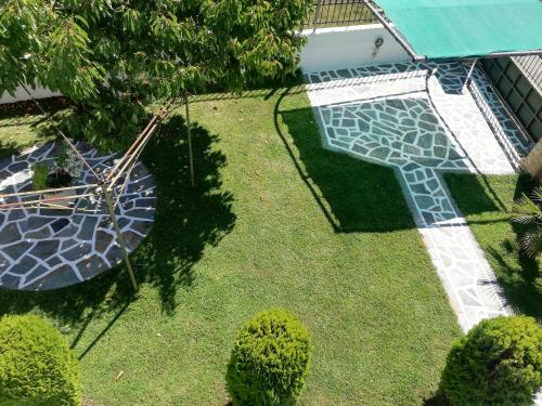 an aerial view of a yard with a swimming pool at Voula home -IOANNINA-NEOKESARIA in Neokaisáreia