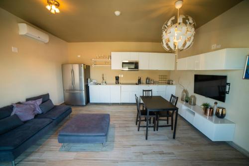 A cozinha ou kitchenette de California Comfort & Suites