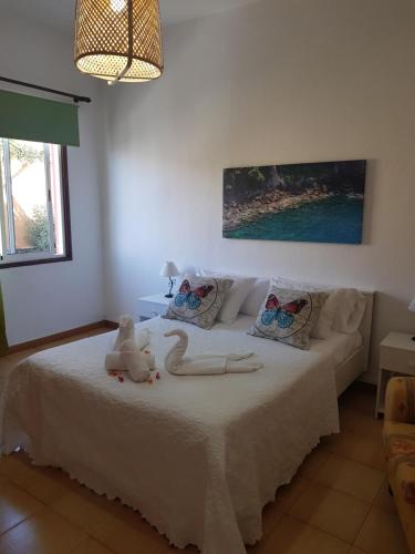 Un dormitorio con una cama con dos cisnes. en Evas Haus, en Santa Cruz de la Palma