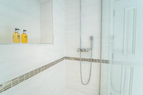 uma casa de banho com um chuveiro e uma cabina de duche em vidro. em South Quay Apartment em Great Yarmouth