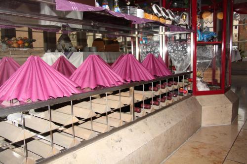 a row of pink umbrellas on display in a store at Hotel am Schloss Neuenstein in Neuenstein