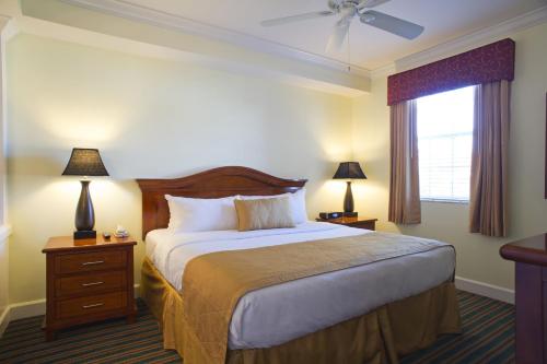 Postel nebo postele na pokoji v ubytování Hilton Vacation Club Grand Beach Orlando