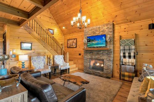 TV a/nebo společenská místnost v ubytování Creekside Cabin with Hot Tub, Mtn Views and More!