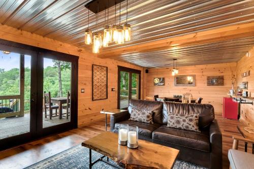 Posezení v ubytování Creekside Cabin with Hot Tub, Mtn Views and More!