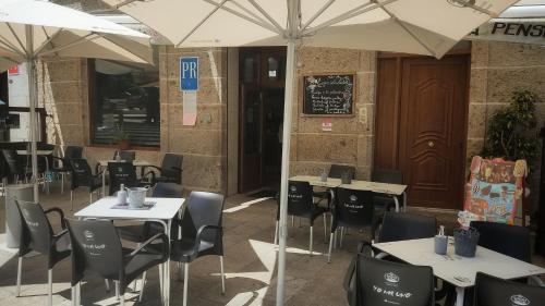 Reštaurácia alebo iné gastronomické zariadenie v ubytovaní Pension a Fontiña