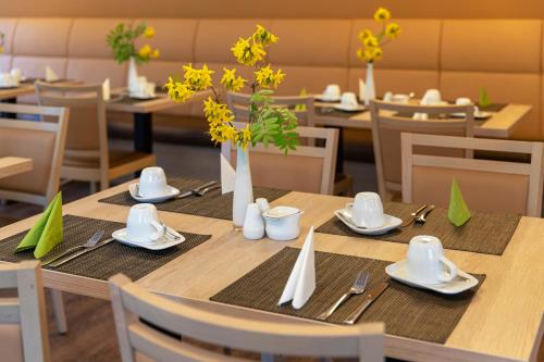 Un restaurante u otro lugar para comer en Hotel zur Ostsee
