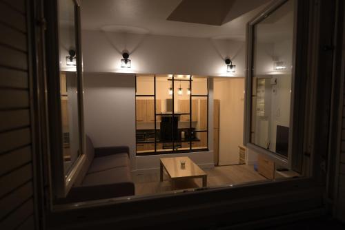 uma vista para uma sala de estar a partir de uma janela em Cosy appartement Hyper centre ville avec cour + Patio em Auxerre