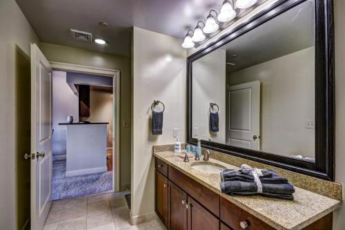 Un baño con lavabo y un espejo grande. en Harbor apartments Free indoor Parking, en Baltimore