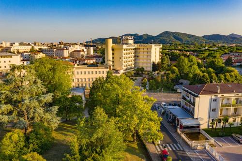 una vista aerea di una città con alberi e edifici di Hotel Savoia Thermae & SPA ad Abano Terme