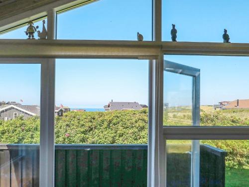 ロンストラップにある8 person holiday home in Hj rringの窓から海の景色を望めます。