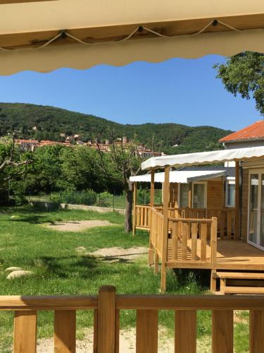 un porche de una casa con vistas a un patio en Amelia Camping, en Amélie-les-Bains-Palalda