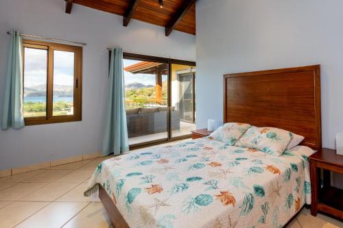 Posteľ alebo postele v izbe v ubytovaní Modern, Immaculate Unit in Flamingo with Spectacular Ocean Views