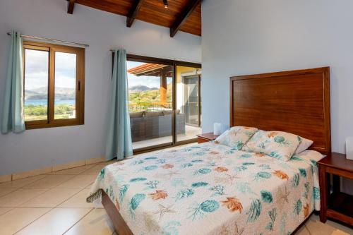 Postel nebo postele na pokoji v ubytování Modern, Immaculate Unit in Flamingo with Spectacular Ocean Views