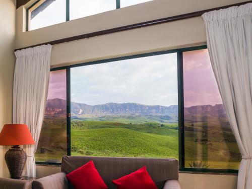 Pemandangan gunung umum atau pemandangan gunung yang diambil dari resort